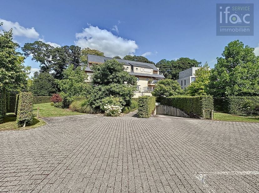 Appartement de luxe au rez-de-chaussée dans le centre de Tervuren avec double garage, emplacement de voiture, terrasse et jardin. &lt;br /&gt;
&lt;br /&gt;
Rez-de
