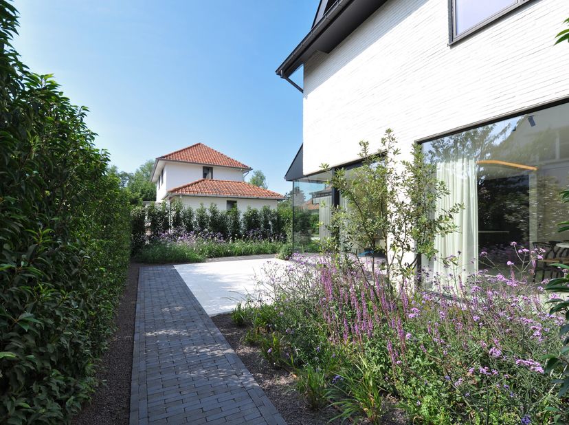 Deze prachtige nieuwbouwvilla, gelegen in het rustige Duinbergen, is een unieke vondst, op slechts een steenworp afstand van Park 58 en nabij het brui