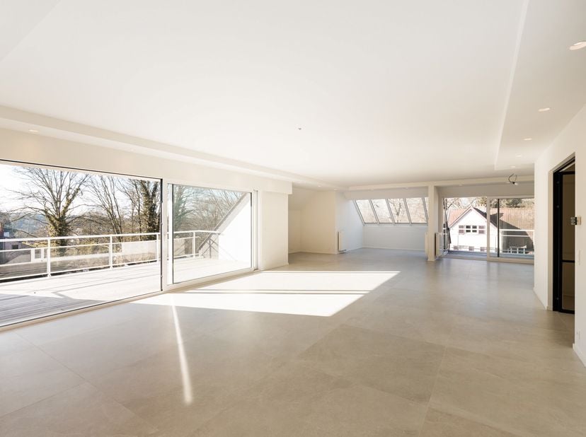 Uccle, quartier Fort-Jaco, dans la prestigieuse avenue Van Bever à proximité de toutes les facilités, lumineux penthouse duplex (4ch/4sdb) de ± 298m²
