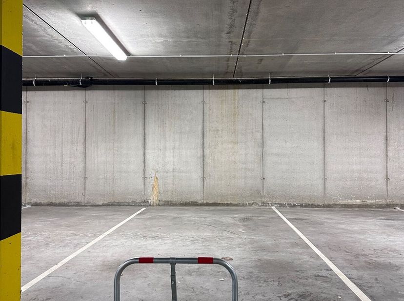 Ondergrondse parkeerplaats P8 in het centrum van Gistel, op een boogscheut van de markt.&lt;br /&gt;
Dat alles vervat in een stijlvol, functioneel en duurza