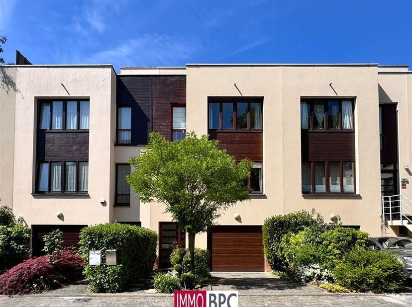 Cette charmante maison située dans le calme de Berchem-Sainte-Agathe combine avec aisance confort et élégance. Avec une surface habitable de 194 m² su