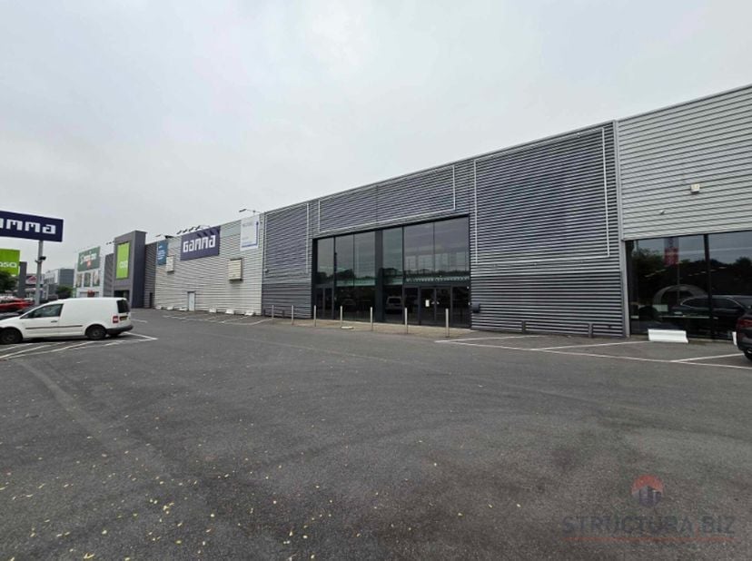 Commercieel gebouw van 1.000m² op de Boomsesteenweg. Het geniet van een uitstekende zichtbaarheid vanop de A12. Op dezelfde site zijn bekende ketens G