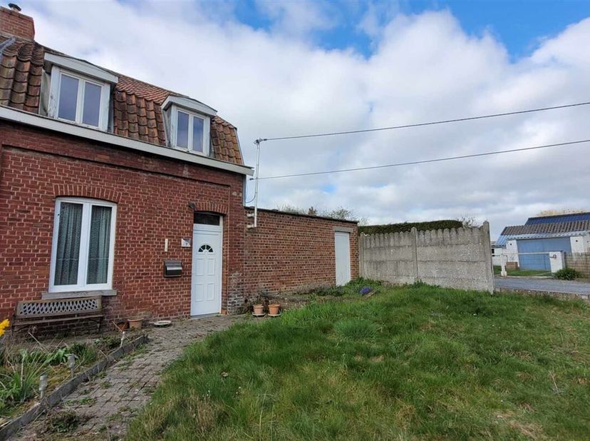 Maison semi-mitoyenne à rénover, offrant un grand potentiel. &lt;br /&gt;
Au rez-de-chaussée, vous trouverez : un salon, une salle à manger, une cuisine non