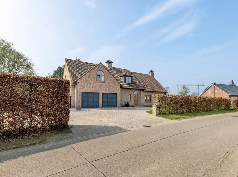 Volledig gerenoveerde villa in Weelde op een perceel van ca. 2.000m² is de perfecte combinatie van luxe, comfort en duurzaamheid. Deze woning beschikt
