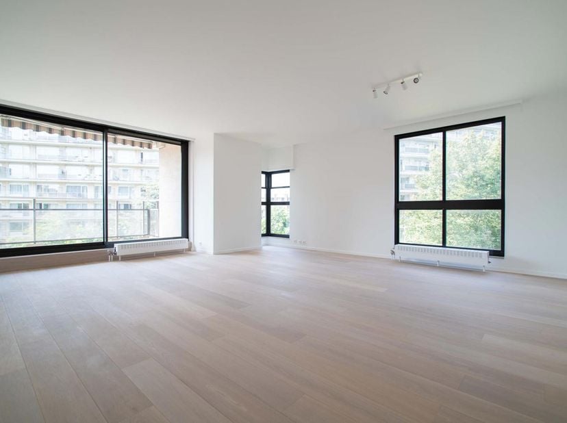 A proximité du Parc Brugmann, dans un cadre verdoyant, bel appartement rénové de 126 m². Hall d&#039;entrée avec vestiaire et wc invité. Lumineux séjour /