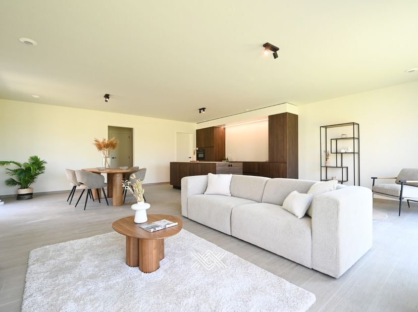 Deze nieuwbouwwoning met slaapkamers en een bewoonbare oppervlakte van ca. 221 m² is gelegen op een perceel van 1.190 m². De woning maakt deel uit van