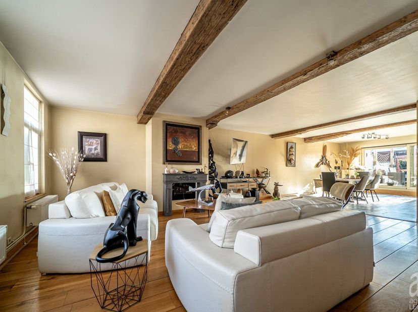 A proximité de la gare et de toutes commodités, sympathique maison de commerce distribuée comme suit:&lt;br /&gt;
Rez commercial d&#039;une surface approximative