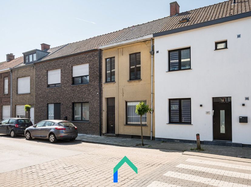 Renovatierapport met inschatting van de renovatiewerken beschikbaar op aanvraag.&lt;br /&gt;
Ligging&lt;br /&gt;
Deze te renoveren woning bevindt zich in het cent