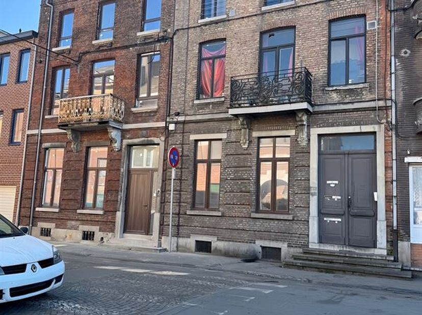 Charleroi, dicht bij alle voorzieningen - Mooi appartementsgebouw van +/- m² bestaande uit, op de begane grond, een appartement met 1 slaapkamer van +