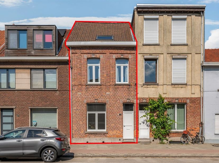 Instapklare rijwoning met 4 slaapkamers en tuin op gunstige locatie!&lt;br /&gt;
Ligging: De woning is uitstekend bereikbaar met zowel de wagen als het open