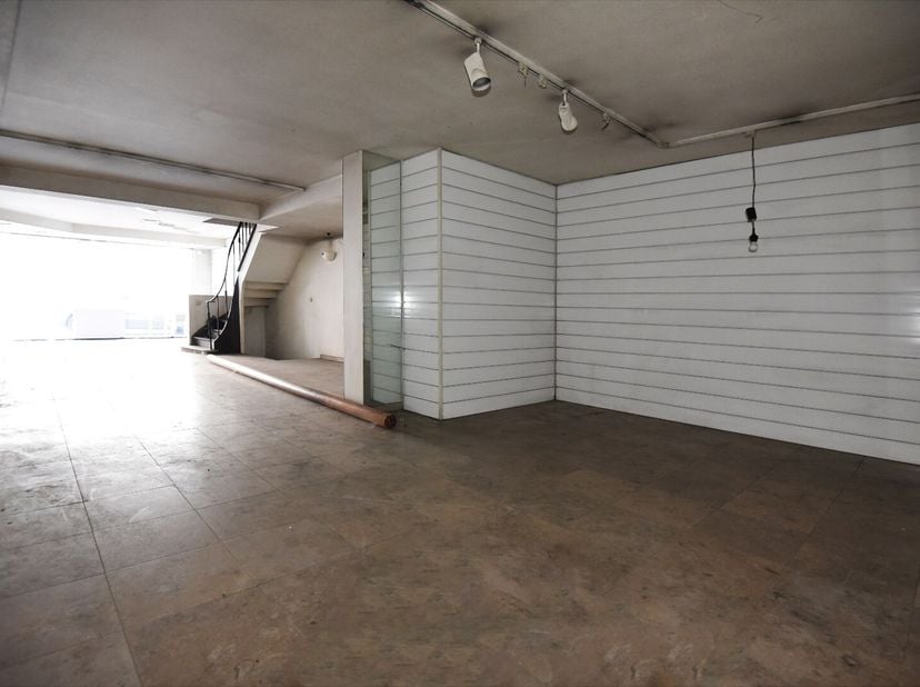 Te moderniseren handelswoning op 220 m² met 2 kelders, op het gelijkvloers handelsgedeelte, leefruimte, keukentje. Op het verdiep zijn 4 slaapkamers e
