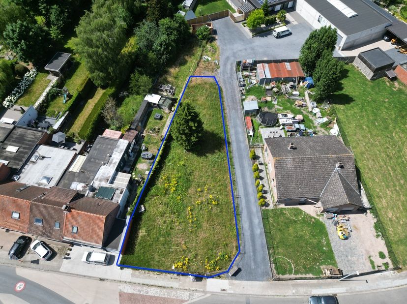 Bouwgrond van 600m² voor vrijstaande woning waarbij er ook kan worden aangebouwd aan de garage ernaast (meer breedte voor de woning). Breedte perceel