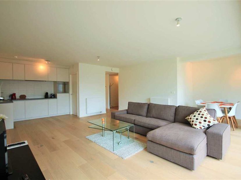 Appartement meublé avec garage dans un emplacement calme&lt;br /&gt;
Disposition :&lt;br /&gt;
Découvrez ce magnifique appartement entièrement meublé, situé dans
