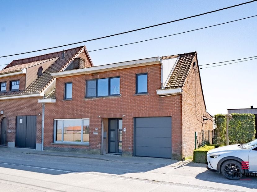 Welkom in deze verrassend ruime en lichtrijke woning die comfort en functionaliteit moeiteloos combineert. Bij het binnenkomen via de inkomhal bevindt
