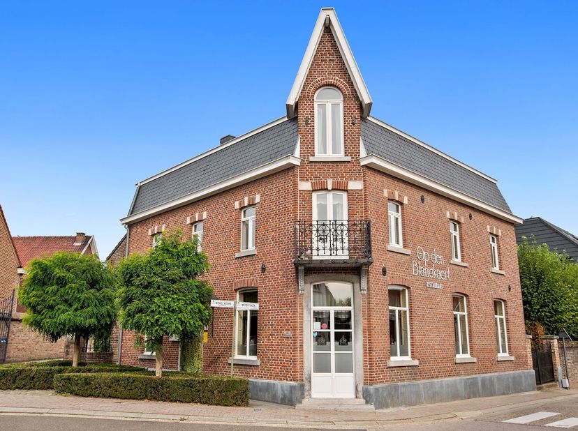 Authentiek en herenhuis met gelijkvloerse handelsruimte in Mopertingen (Bilzen)&lt;br /&gt;
Gelegen nabij het centrum van Bilzen en Maastricht, en dicht bij