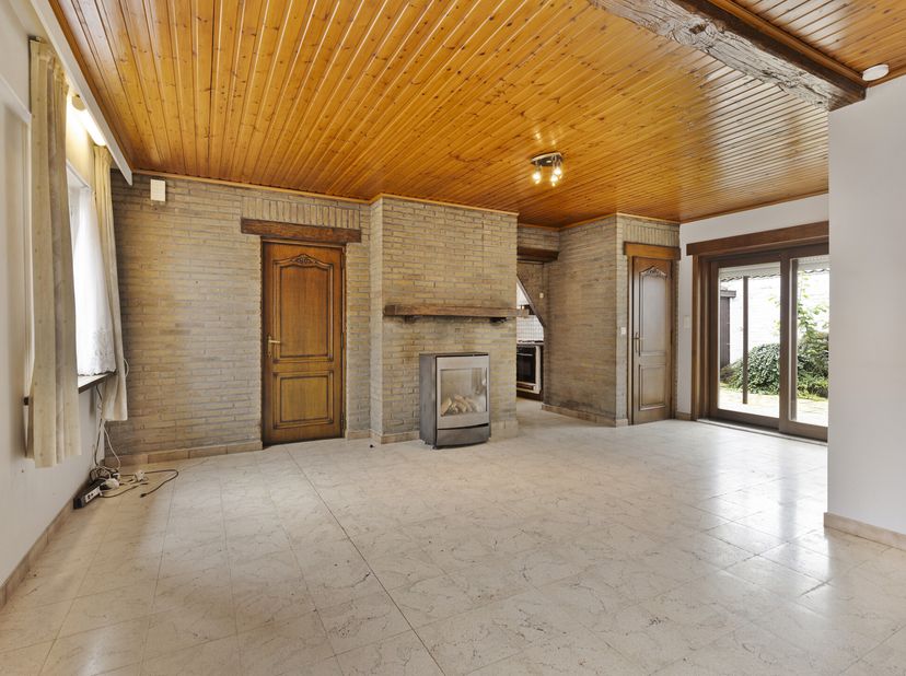 Vous recherchez une maison de caractère offrant de nombreuses options? Cette maison à rénover est exactement ce que vous recherchez! Située entre Ware