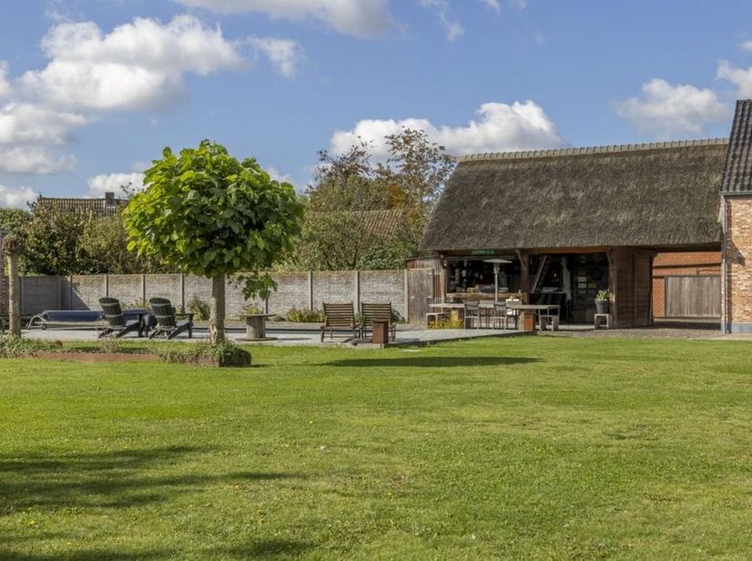 Deze zeer ruime en luxueuze woning in Berlare biedt alles wat u nodig heeft voor een comfortabel en modern leven. Bij binnenkomst komt u in een imposa