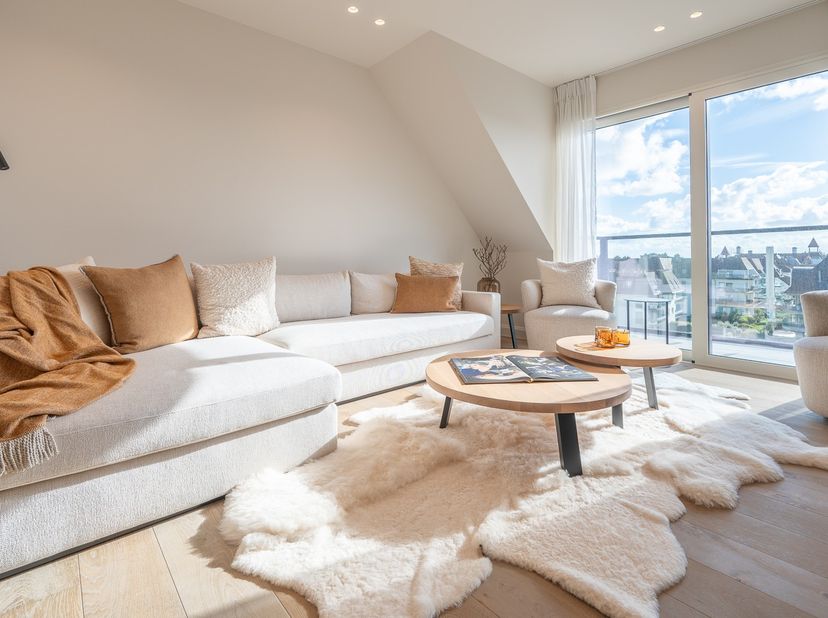 Penthouse rénové, nouvelle construction, au coeur du Zoute avec une vue dégagée. Hall d&#039;entrée avec vestiaire et toilettes. Spacieux salon lumineux av
