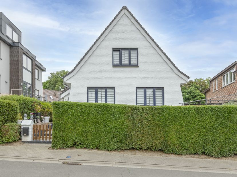Charmante gezinswoning  instapklaar en rustig gelegen&lt;br /&gt;
IN OPTIE !!&lt;br /&gt;
In een rustige residentiële wijk, omgeven door groen, ontdek je deze cha