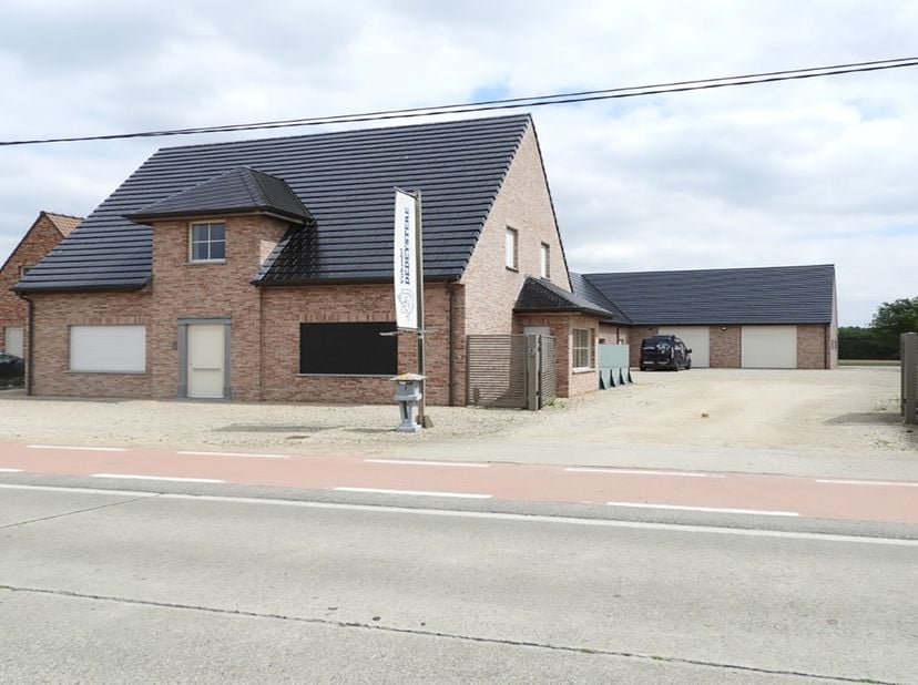 Recente multifunctionele eigendom (wonen en werken) op 1.731 m² grond met veel parkeergelegenheid.&lt;br /&gt;
Deze eigendom heeft heel veel potentieel voor