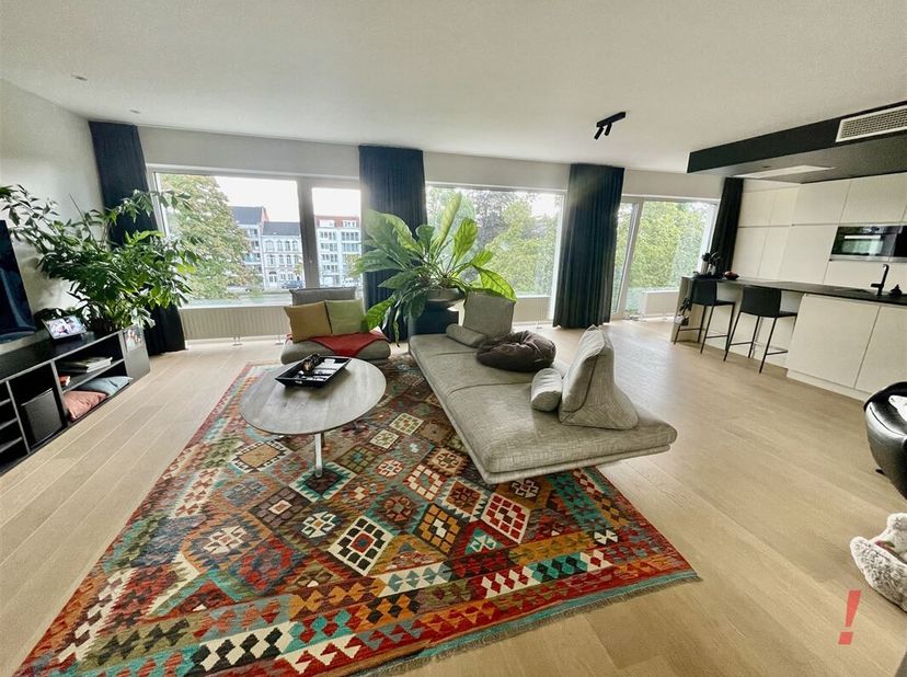 Exclusieve penthouse (opp 115 m2) in hartje Brugge met 3 slaapkamers en met een verblufffend zicht op de vesten en de torens van Brugge. &lt;br /&gt;
Via de