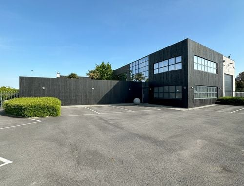                                         Magazijn met bureel te huur in Kruishoutem, € 17.500
