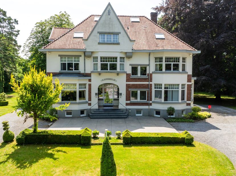 Cette villa majestueuse, pleine de caractère et de qualité, datant de 1931, est située sur un terrain exclusif de 10125m² à Genk. Initialement constru