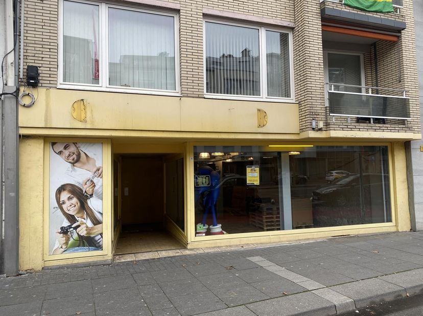 Handelsruimte (ca. 290 m²) op Limburgse topligging te huur. De Europalaan is o.a. gekend door de ligging van Shopping 1, het oudste shopping-center va