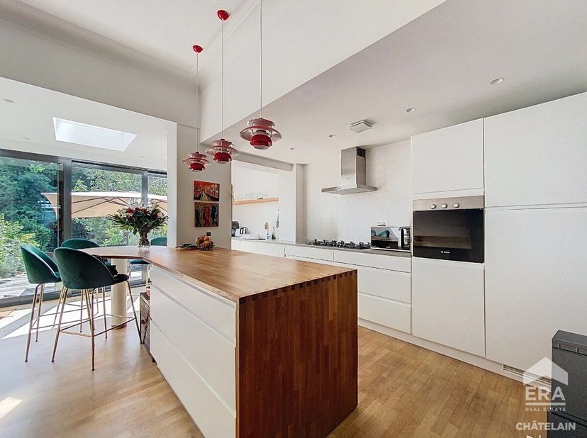ERA Chatelain stelt u deze prachtige gemeubileerde woning voor, gelegen in het hart van de prestigieuze gemeente Oudergem.Deze uitzonderlijke woning,