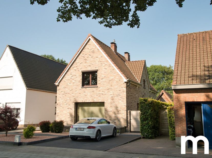 Charmante villa met volledig gerenoveerde buitenschil op toplocatie&lt;br /&gt;
Ontdek deze karaktervolle villa, ideaal gelegen op wandelafstand van het lev