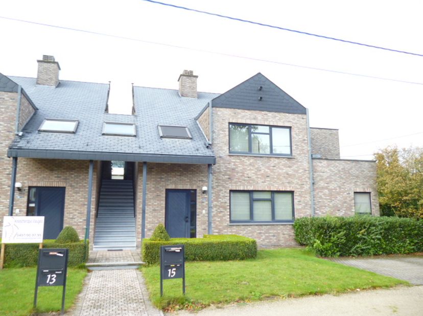 Ruim residentieel appartement met terras. Instapklaar. Indeling: hall,  living (eethoek en zithoek) met aansluitend ingerichte keuken (halfopen), toil