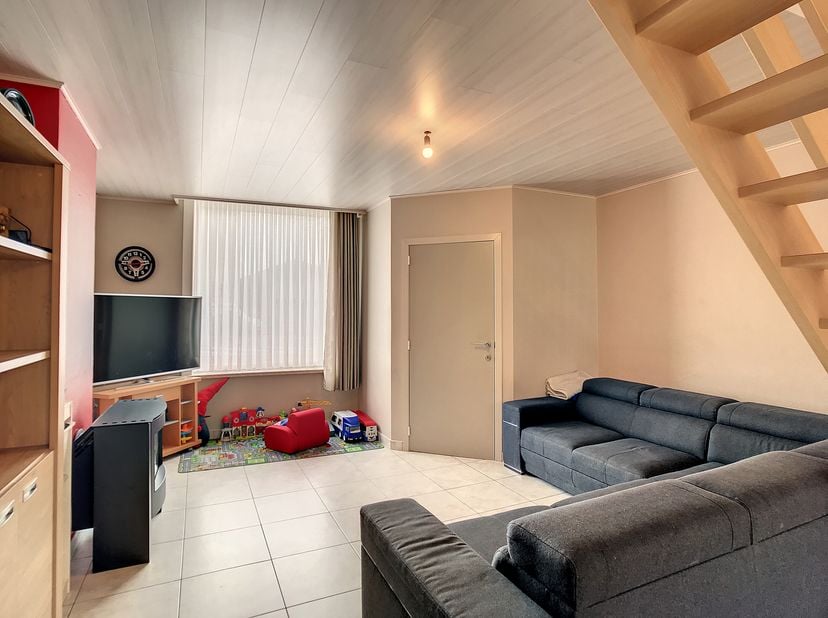 Ben je geïnteresseerd in dit pand te huur in Ieper? Surf dan naar de website www.dewaele.com, klik op de rode knop &#039;Bezoek aanvragen&#039; en vul het huurd