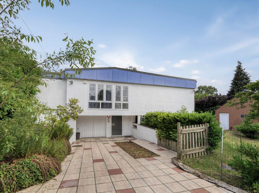 In een groene, residentiële buurt van Alsemberg ligt deze vrijstaande villa op een mooi perceel van 12a12ca. Je geniet hier van een rustige woonomgevi