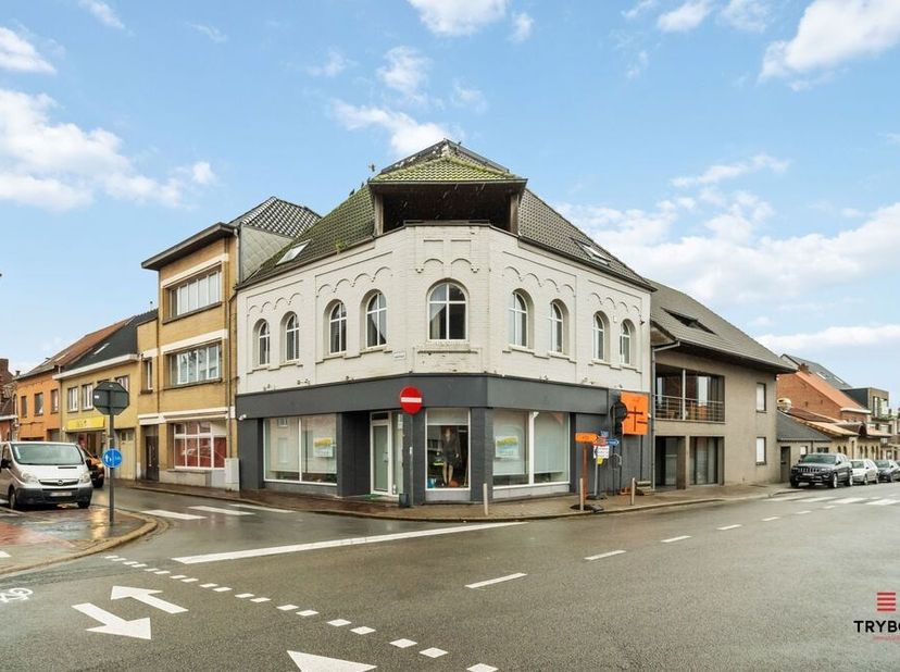 Lichtrijk appartement, met centrale ligging.&lt;br /&gt;
De indeling is als volgt: Inkomhal - toilet - slaapkamer 1 - slaapkamer 2 - Lichtrijke leefruimte -