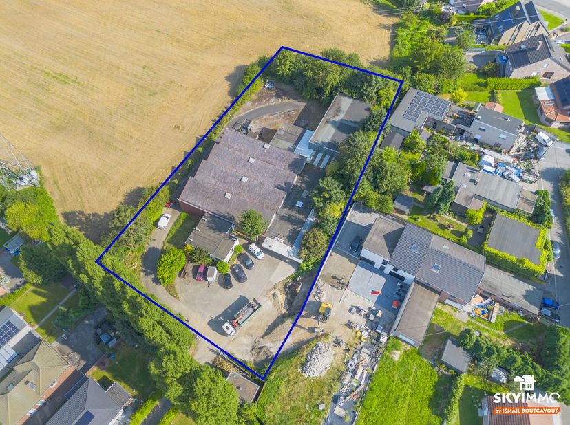 L&#039;agence SKYIMMO vous propose cet ensemble immobilier avec un emplacement stratégique offrant de multiples possibilités. Cet ensemble est composé comm