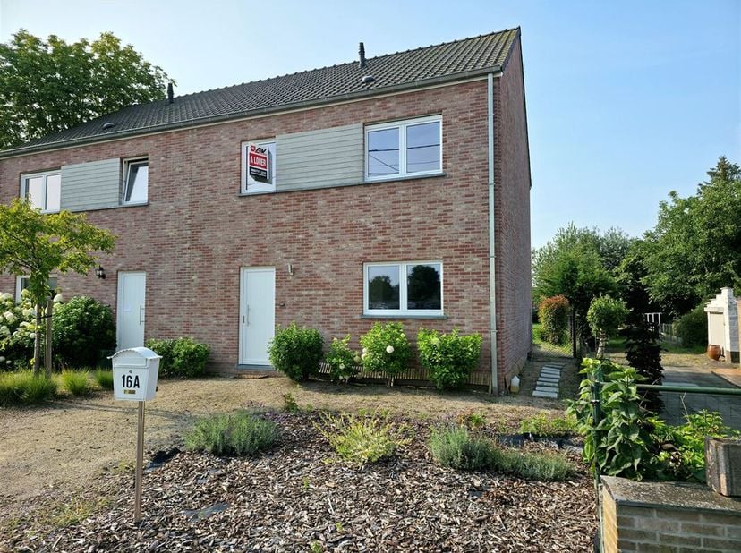Magnifique maison 3 chambres avec jardin.&lt;br /&gt;
REZ : Hall d&#039;entrée, séjour (salon - salle à manger) ouvert sur une cuisine équipée, buanderie, WC&lt;br
