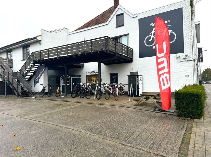 Nous entrons dans ce bureau/commercial spacieux par une double porte vitrée. L&#039;entrée spacieuse dispose d&#039;un comptoir pratique. Le premier espace de b