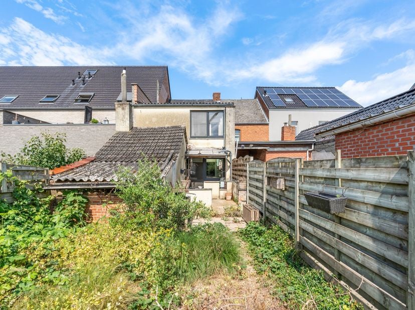 Met een centrale ligging, veel ruimte en potentieel, biedt deze woning heel wat mogelijkheden.&lt;br /&gt;
De woning is deels gerenoveerd, zo zijn er voldoe