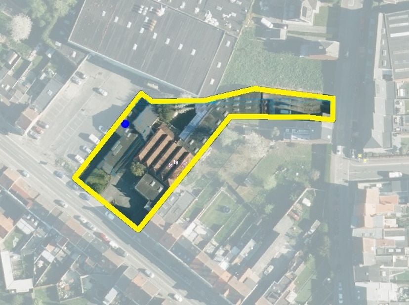 Terrain de projet intéressant (+20 logements) offrant diverses opportunités d&#039;aménagement au centre de Renaix. Equipé de 2 entrées (Elzeelsesteenweg &amp;