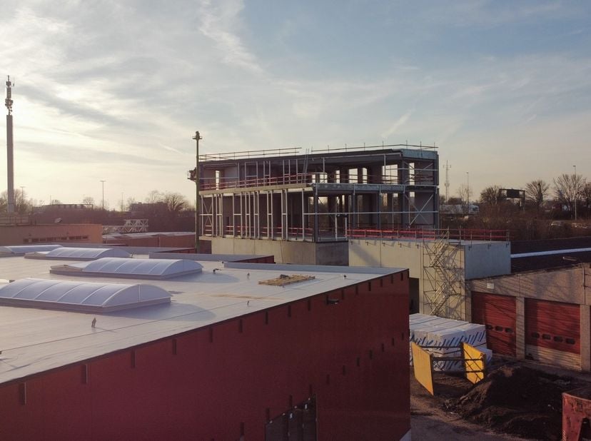 Vlakbij de op- en afrit van Gentbrugge wordt een nieuw bedrijvencomplex ontwikkeld waar zowel KMO-units, service-kantoren als afzonderlijke kantoren t