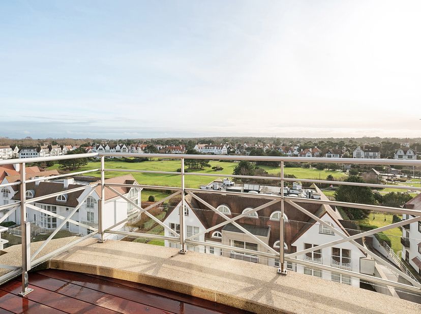 Ce magnifique penthouse rénové est situé sur la prestigieuse Kustlaan et allie confort luxueux et vue imprenable sur Le Zoute.&lt;br /&gt;
Dès lentrée, latt