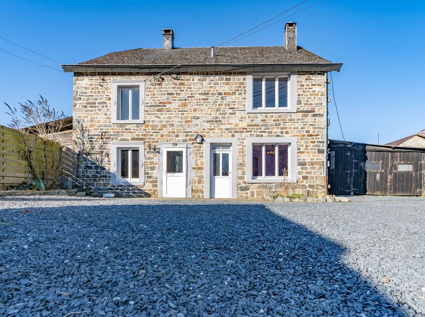 Immo By Julie heeft het genoegen u dit charmante huis in lokale natuursteen voor te stellen voor renovatie, gelegen in het pittoreske dorpje Bérismeni