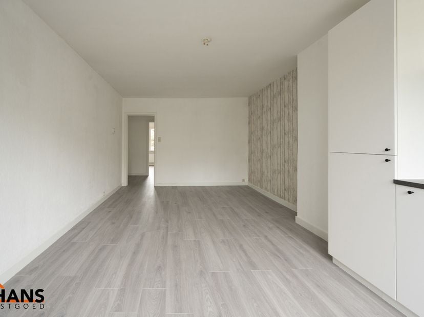 Mooi gerenoveerd appartement op de tweede verdieping :&lt;br /&gt;
Inkomhal met kast voor de aansluiting wasmachine/droogkast, 2 slaapkamers ( 1 ruime, 1 kl