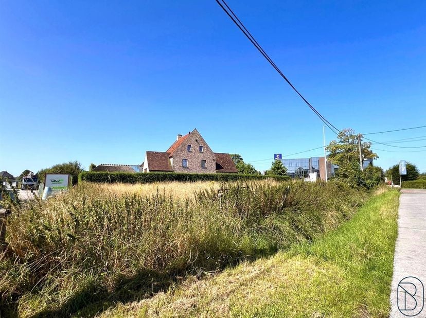 COMMERCIEEL gelegen MOOIE BOUWGROND voor VILLA met eventuele PRAKTIJK/HANDEL (70% woonst - 30% handel). VEEL POTENTIEEL! Meer informatie: info@immobeg