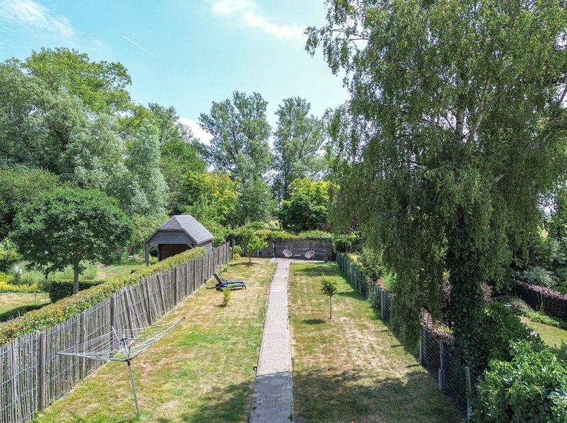 Langs een belangrijke invalsweg nabij het centrum van De Haan vindt u deze ruime woning met een perceel van 620 m² en een bewoonbare oppervlakte van 3