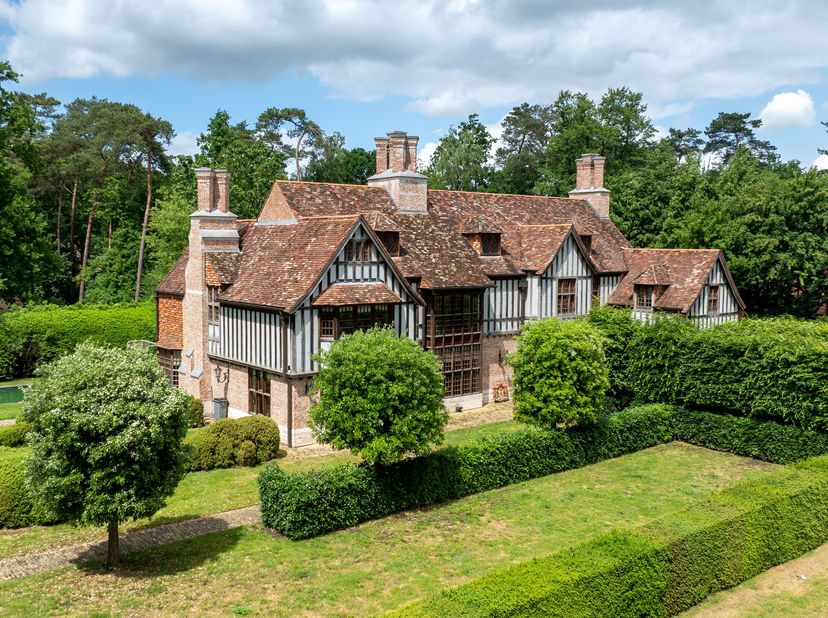 Binnenkort meer foto&#039;s beschikbaar.&lt;br /&gt;
Prachtige Engelse Tudor Villa volledig onderkelderd (338m²) met  oa. 4 woonkamers, eetkamer, 5 slaapkamers,