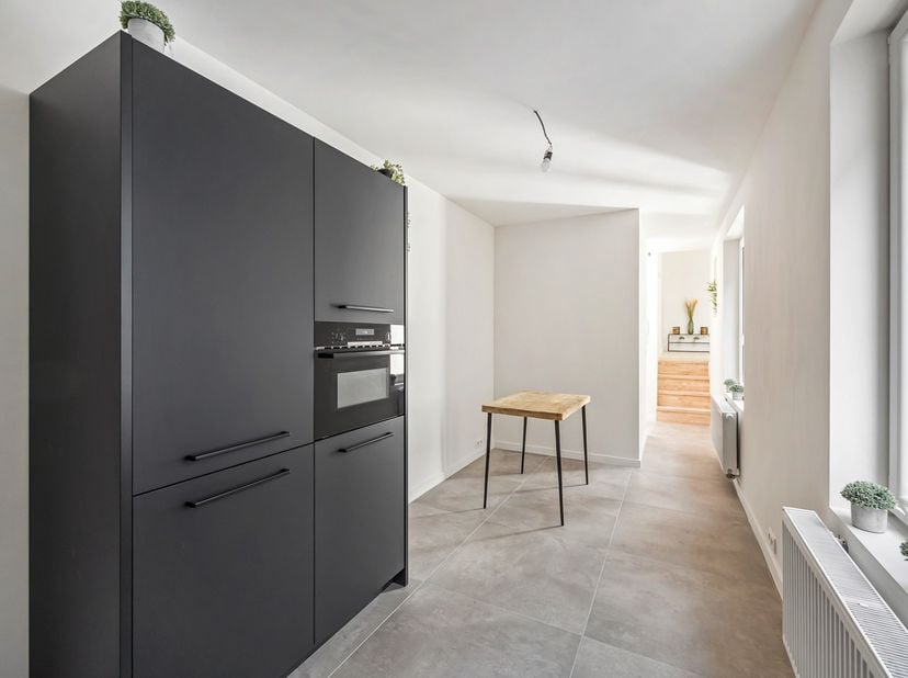 Dit lichtrijk appartement met terras in een klein appartementsgebouw is volledig gerenoveerd met hoogwaardige materiaalkeuze. &lt;br /&gt;
Het appartement i