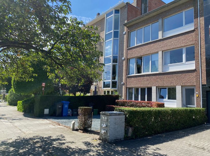 Dit appartement is gelegen op de tweede verdieping van een klein gebouw en pal in het centrum van Brasschaat. Vanuit de lichtrijke woonkamer en keuken