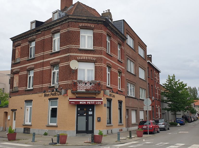 Handelsgelijkvloers - Kantoor - Woongelegenheid* Tussen de Neerstale chaussée en de Halstraat, handels-/kantoorruimte of woongelegenheid* waar vroeger