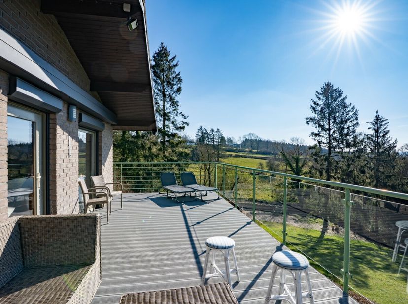 Lagence ERA B-Lux a le plaisir de vous présenter cette magnifique maison située sur les hauteurs de Beffe.Implantée sur une parcelle de plus de 56 are